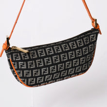 Load image into Gallery viewer, FENDI フェンディ ズッキーノ柄アクセサリーハンドバッグ ブラック オレンジ ポーチ キャンバス レザー パイピング 8BR133 ゴールド金具 美品 中古 4a002018