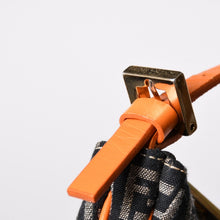 Load image into Gallery viewer, FENDI フェンディ ズッキーノ柄アクセサリーハンドバッグ ブラック オレンジ ポーチ キャンバス レザー パイピング 8BR133 ゴールド金具 美品 中古 4a002018