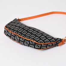 Load image into Gallery viewer, FENDI フェンディ ズッキーノ柄アクセサリーハンドバッグ ブラック オレンジ ポーチ キャンバス レザー パイピング 8BR133 ゴールド金具 美品 中古 4a002018