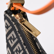 Load image into Gallery viewer, FENDI フェンディ ズッキーノ柄アクセサリーハンドバッグ ブラック オレンジ ポーチ キャンバス レザー パイピング 8BR133 ゴールド金具 美品 中古 4a002018