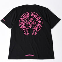 画像をギャラリービューアに読み込む, 新品未使用 CHROME HEARTS クロムハーツ 半袖Tシャツ サイズL ホースシュー プリント ブラック ピンク 新型 中古 4a001616