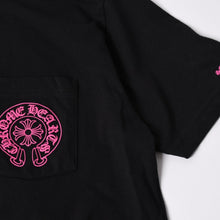 画像をギャラリービューアに読み込む, 新品未使用 CHROME HEARTS クロムハーツ 半袖Tシャツ サイズL ホースシュー プリント ブラック ピンク 新型 中古 4a001616