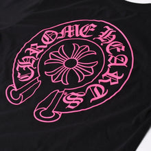 画像をギャラリービューアに読み込む, 新品未使用 CHROME HEARTS クロムハーツ 半袖Tシャツ サイズL ホースシュー プリント ブラック ピンク 新型 中古 4a001616