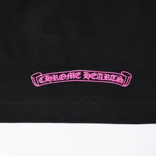 画像をギャラリービューアに読み込む, 新品未使用 CHROME HEARTS クロムハーツ 半袖Tシャツ サイズL ホースシュー プリント ブラック ピンク 新型 中古 4a001616