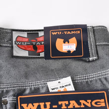 Load image into Gallery viewer, 新品未使用 WU-TANG URBAN MILITIA ウータン アーバンミリタリー バギーデニムパンツ サイズ34 シルバー 刺繍 デッドストック 中古 4a004737