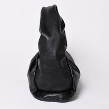Load image into Gallery viewer, 極美品 BOTTEGA VENETA ボッテガヴェネタ レザー ハンドバッグ ザ ショルダー ポーチ ハンドバッグ ブラック 610524 中古 4a002086