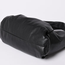 Load image into Gallery viewer, 極美品 BOTTEGA VENETA ボッテガヴェネタ レザー ハンドバッグ ザ ショルダー ポーチ ハンドバッグ ブラック 610524 中古 4a002086