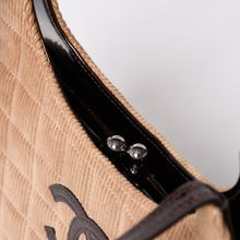 Load image into Gallery viewer, CHANEL シャネル チョコバーライン ワンショルダーバッグ 6番台 ココマーク パッチ パテント コーデュロイ がま口 美品 中古 4a002797