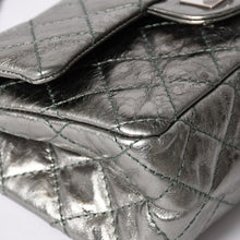 画像をギャラリービューアに読み込む, 極美品 CHANEL シャネル 2.55 Wフラップ Wチェーンショルダーバッグ AS0874 11番台 ヴィンテージカーフスキン メタリックグリーン 中古 4a002128