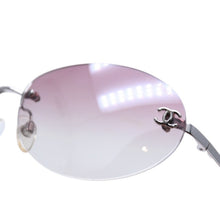 Load image into Gallery viewer, 極美品 CHANEL シャネル リムレス ピンクレンズ シルバーフレーム 4013 59◻︎16 130 ピンク シルバー 中古 4a002452