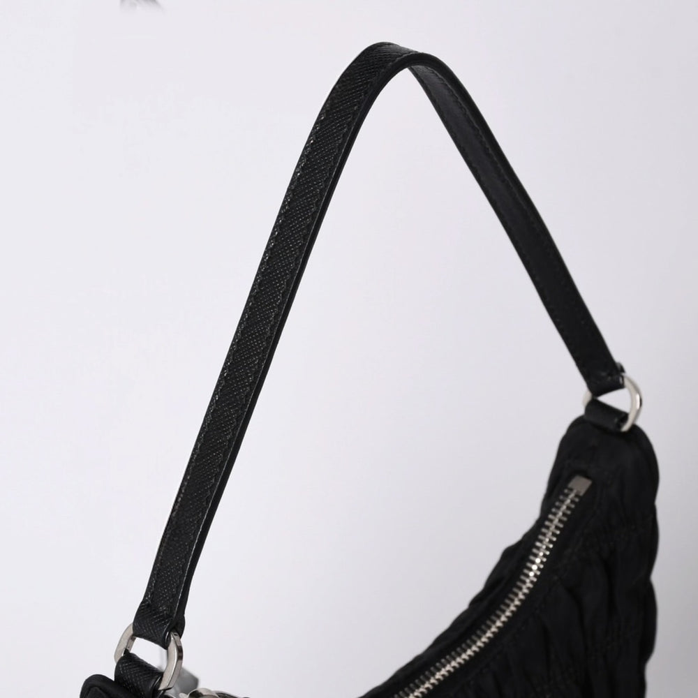 極美品 PRADA プラダ ホーボー ワンショルダーバッグ 1NE204 トライアングルロゴ 三角ロゴプレート ナイロン ブラック 中古 4a001931