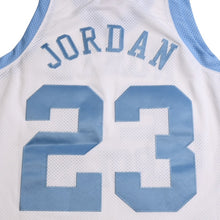 画像をギャラリービューアに読み込む, 新品同様品 Mitchell&amp;Ness ミッチェルアンドネス ノースカロライナ大 マイケルジョーダン ユニフォーム ノースカロライナブルー サイズL 中古 4a002311