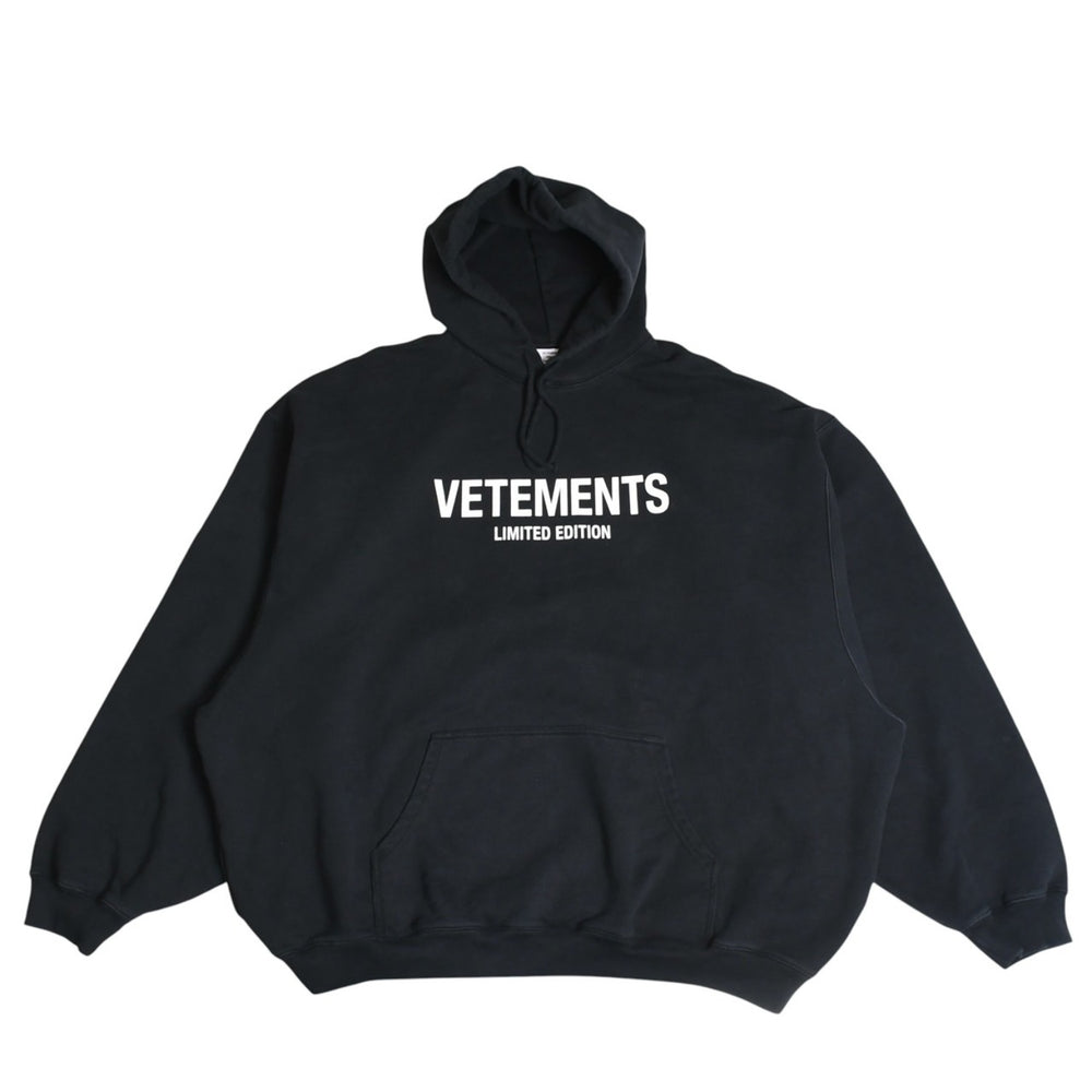 極美品 VETEMENTS ヴェトモン LIMITED EDITION ロゴパーカー プルオーバーフーディ オーバーサイズ ドロップショルダー ブラック Sサイズ 中古 4a003409