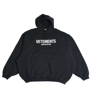 極美品 VETEMENTS ヴェトモン LIMITED EDITION ロゴパーカー プルオーバーフーディ オーバーサイズ ドロップショルダー ブラック Sサイズ 中古 4a003409