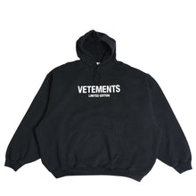画像をギャラリービューアに読み込む, 極美品 VETEMENTS ヴェトモン LIMITED EDITION ロゴパーカー プルオーバーフーディ オーバーサイズ ドロップショルダー ブラック Sサイズ 中古 4a003409