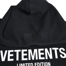画像をギャラリービューアに読み込む, 極美品 VETEMENTS ヴェトモン LIMITED EDITION ロゴパーカー プルオーバーフーディ オーバーサイズ ドロップショルダー ブラック Sサイズ 中古 4a003409
