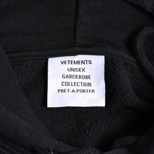 画像をギャラリービューアに読み込む, 極美品 VETEMENTS ヴェトモン LIMITED EDITION ロゴパーカー プルオーバーフーディ オーバーサイズ ドロップショルダー ブラック Sサイズ 中古 4a003409