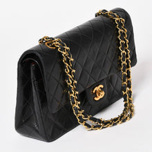 Load image into Gallery viewer, 極美品 CHANEL シャネル マトラッセ25 Wフラップ Wチェーンショルダーバッグ 1番台 ココマーク ラムスキン ブラック ゴールド金具 中古 4a003554