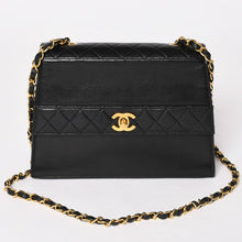 画像をギャラリービューアに読み込む, 極美品 CHANEL シャネル 台形チェーンショルダーバッグ 1番台 ココマーク ラムスキン ブラック ゴールド金具 中古 4a003368