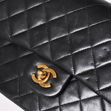 Load image into Gallery viewer, 極美品 CHANEL シャネル マトラッセ25 Wフラップ Wチェーンショルダーバッグ 1番台 ココマーク ラムスキン ブラック ゴールド金具 中古 4a003554