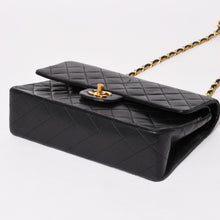 Load image into Gallery viewer, 極美品 CHANEL シャネル マトラッセ25 Wフラップ Wチェーンショルダーバッグ 1番台 ココマーク ラムスキン ブラック ゴールド金具 中古 4a003554
