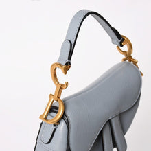 Load image into Gallery viewer, 極美品 Christian Dior クリスチャンディオール サドルマイクロバッグ クラウドブルー ミニバッグ 40XMA-0251 ゴールド金具 マグネット式 中古 4a003282