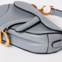 Load image into Gallery viewer, 極美品 Christian Dior クリスチャンディオール サドルマイクロバッグ クラウドブルー ミニバッグ 40XMA-0251 ゴールド金具 マグネット式 中古 4a003282