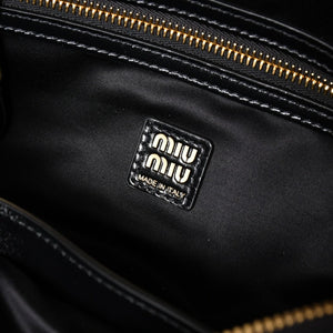 新品同様 MIUMIU ミュウミュウ レザー トップハンドルバッグ ハンドバッグ 5BB182 シャイニーカーフスキン ブラック ゴールド金具 中古 4a003356