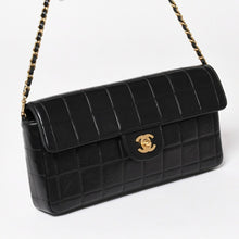 Load image into Gallery viewer, 極美品 CHANEL シャネル チョコバー チェーン ショルダーバッグ ラムスキン 黒×ゴールド レディース 6番台 中古 4a003534