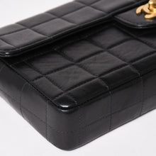 Load image into Gallery viewer, 極美品 CHANEL シャネル チョコバー チェーン ショルダーバッグ ラムスキン 黒×ゴールド レディース 6番台 中古 4a003534