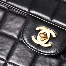 Load image into Gallery viewer, 極美品 CHANEL シャネル チョコバー チェーン ショルダーバッグ ラムスキン 黒×ゴールド レディース 6番台 中古 4a003534