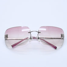 Load image into Gallery viewer, 極美品 CHANEL シャネル リムレス サングラス アイウェア 4017-D c.124/58 サイズ62□17 120 ココマーク ピンク グラデーション 中古 4a003370