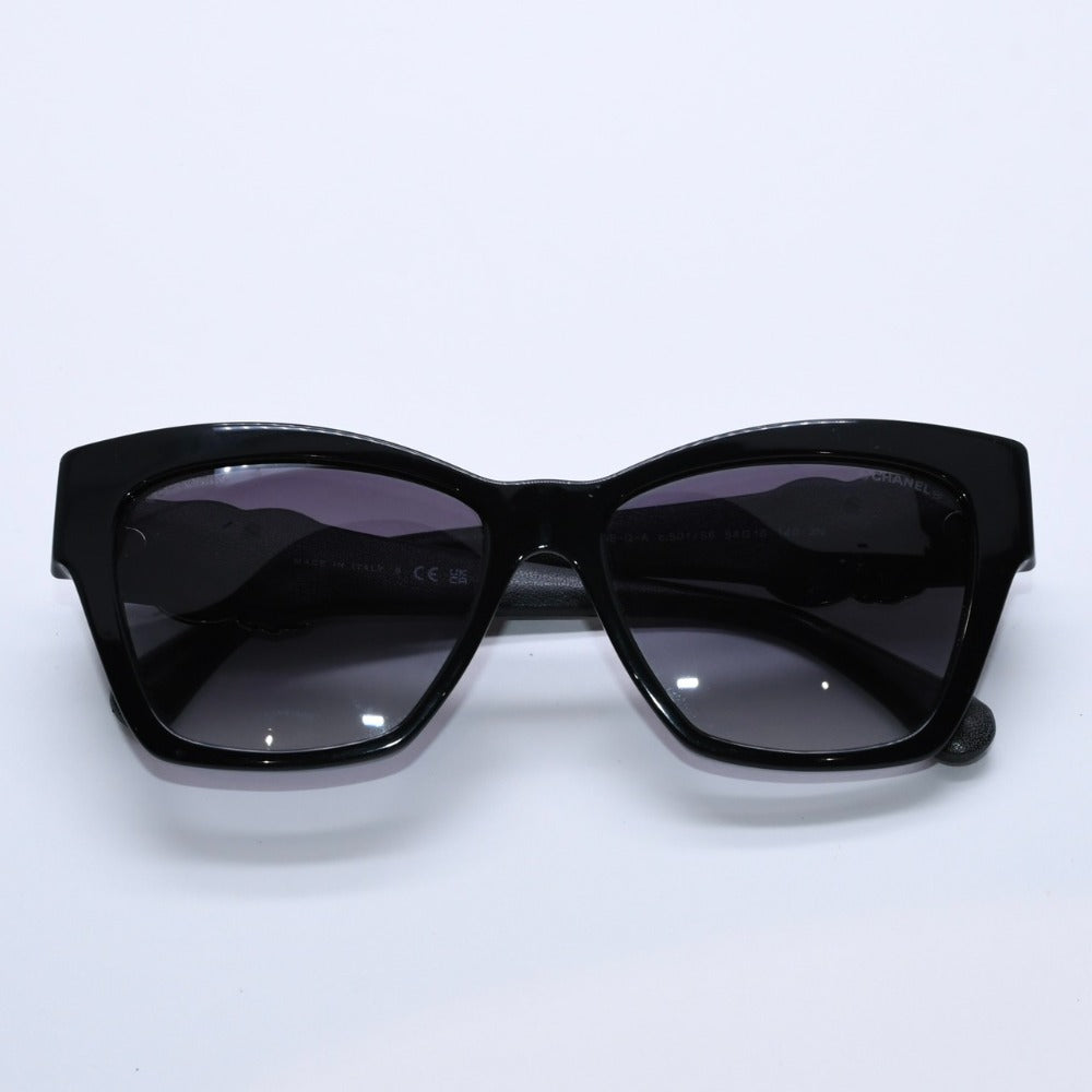 極美品 CHANEL シャネル レザーチェーン×ラインストーン ココマーク 黒 ブラック サングラス Sunglasses 5456-Q-A 54◻︎16 140 中古 4a003374