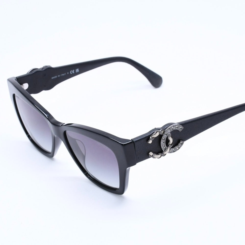 極美品 CHANEL シャネル レザーチェーン×ラインストーン ココマーク 黒 ブラック サングラス Sunglasses 5456-Q-A 54◻︎16 140 中古 4a003374