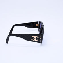 画像をギャラリービューアに読み込む, 極美品 CHANEL シャネル マトラッセココマークサングラス ブラック アイウェア 01450 94305 メガネ ゴールド金具 中古 4a003377
