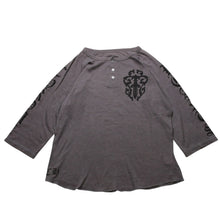 Load image into Gallery viewer, CHROME HEARTS クロムハーツ ヘンリーネック 7部袖Tシャツ サイズL ヴァインダガー セメタリークロス サンドグレー 美品 中古 4a002860