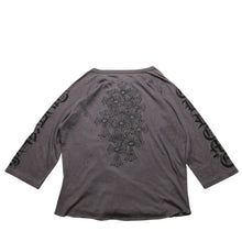 Load image into Gallery viewer, CHROME HEARTS クロムハーツ ヘンリーネック 7部袖Tシャツ サイズL ヴァインダガー セメタリークロス サンドグレー 美品 中古 4a002860