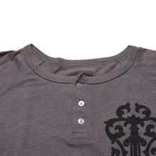 Load image into Gallery viewer, CHROME HEARTS クロムハーツ ヘンリーネック 7部袖Tシャツ サイズL ヴァインダガー セメタリークロス サンドグレー 美品 中古 4a002860