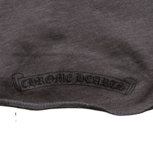 Load image into Gallery viewer, CHROME HEARTS クロムハーツ ヘンリーネック 7部袖Tシャツ サイズL ヴァインダガー セメタリークロス サンドグレー 美品 中古 4a002860