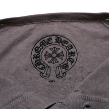 Load image into Gallery viewer, CHROME HEARTS クロムハーツ ヘンリーネック 7部袖Tシャツ サイズL ヴァインダガー セメタリークロス サンドグレー 美品 中古 4a002860