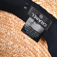 Load image into Gallery viewer, 極美品 CHANEL シャネル ストローハット 麦わら帽子 AA0408 サイズS ロゴパッチ ココマーク ストロー レザー ベージュ 中古 4a002453