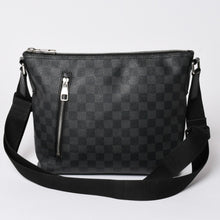 Load image into Gallery viewer, 極美品 LOUIS VUITTON ルイヴィトン ミックPM ショルダーバッグ N41211 ブラック ダミエ グラフィット 中古 4b010796