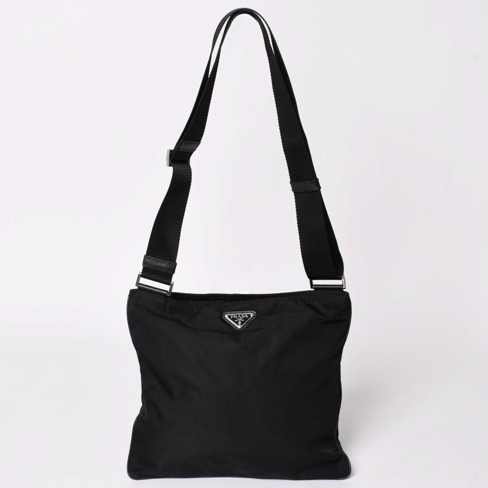 極美品 PRADA プラダ ショルダーバッグ ブラック トライアングルロゴ シルバー金具 ナイロン 中古 4a002493