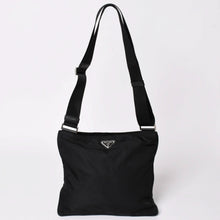 Load image into Gallery viewer, 極美品 PRADA プラダ ショルダーバッグ ブラック トライアングルロゴ シルバー金具 ナイロン 中古 4a002493