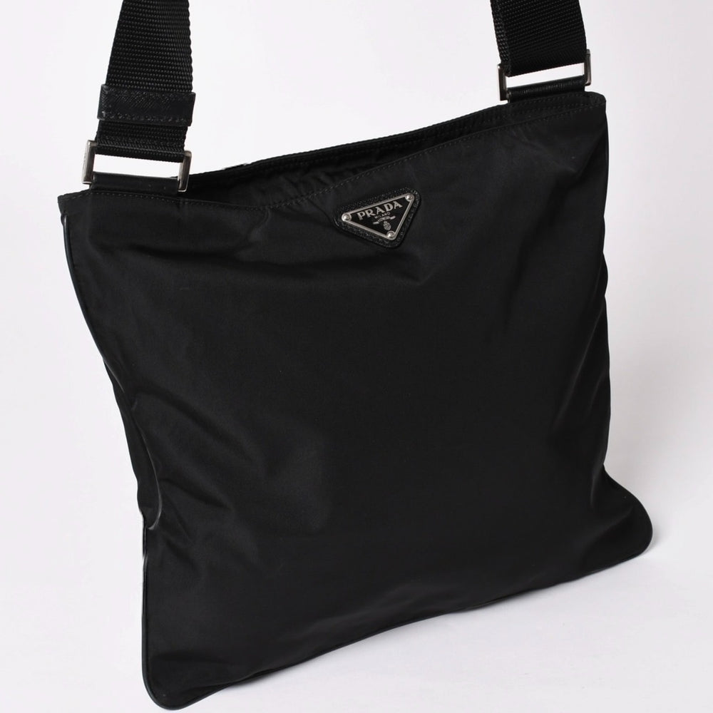 極美品 PRADA プラダ ショルダーバッグ ブラック トライアングルロゴ シルバー金具 ナイロン 中古 4a002493