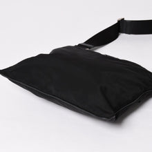 Load image into Gallery viewer, 極美品 PRADA プラダ ショルダーバッグ ブラック トライアングルロゴ シルバー金具 ナイロン 中古 4a002493