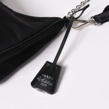画像をギャラリービューアに読み込む, 極美品 PRADA プラダ ホーボー ワンショルダーバッグ 1BH204 トライアングルロゴ 三角ロゴプレート ナイロン ブラック 中古 4a002395