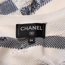 画像をギャラリービューアに読み込む, 極美品 CHANEL シャネル ボーダー柄ニットワンピース カメリア刺繍 パールボタン ボーダー ホワイト ネイビー ココマーク P56095K07378 中古 4a002567