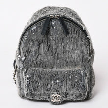 Load image into Gallery viewer, 極美品 CHANEL シャネル Spangles Mini Backpack スパンコール ミニリュック 25番台 シルバー金具 シルバーチェーン 中古 4a002843