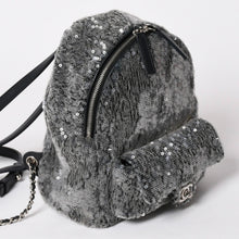 Load image into Gallery viewer, 極美品 CHANEL シャネル Spangles Mini Backpack スパンコール ミニリュック 25番台 シルバー金具 シルバーチェーン 中古 4a002843